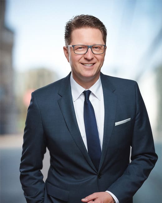 Businessportrait eines Mitarbeiters, fotografiert vor Ort im Unternehmen