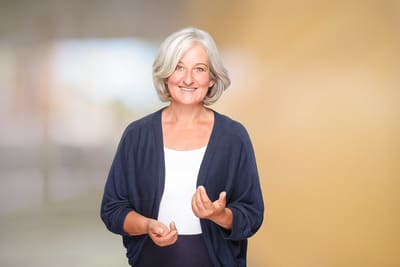 Mitarbeiterinnen-Portrait mit einheitlichem Hintergrund