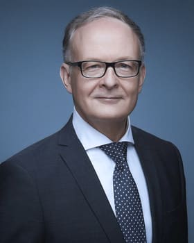 Portrait eines Geschäftsführers vor einheitlichem Hintergrund