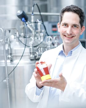 Mitarbeiterportrait im Labor eines Produktionsbetriebs