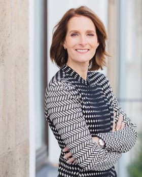 Businessportrait einer Führungskraft im Freien