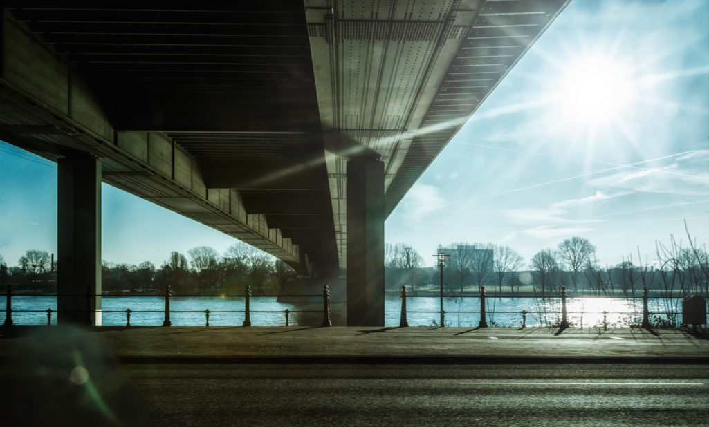Kölner Brücke mit Gegenlicht